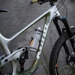 PORTABIDON BLACKBURN SIDETRACK CAGE LATERAL -BICICLETAS Tienda de ventas bbn sidetrack cage lifestyle 2